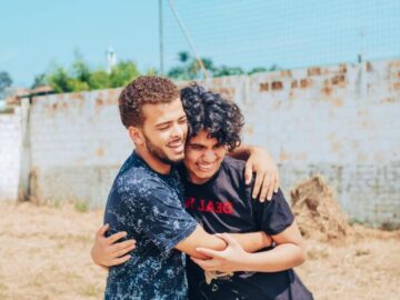 Thumbnail Sonhar com Abraçar um Amigo
