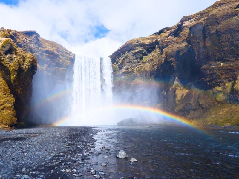 Sonhar com Arco-íris em uma Cachoeira