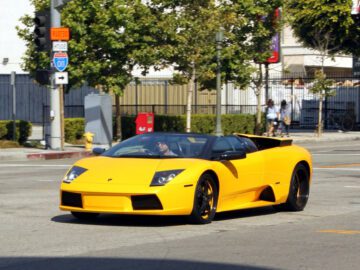 Sonhar com Carro Amarelo