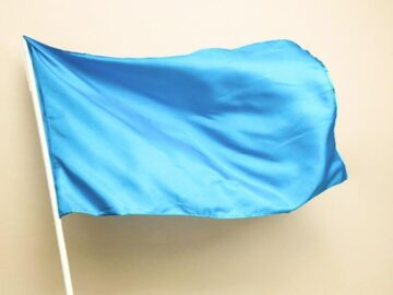 Thumbnail Sonhar com Bandeira Azul Clara