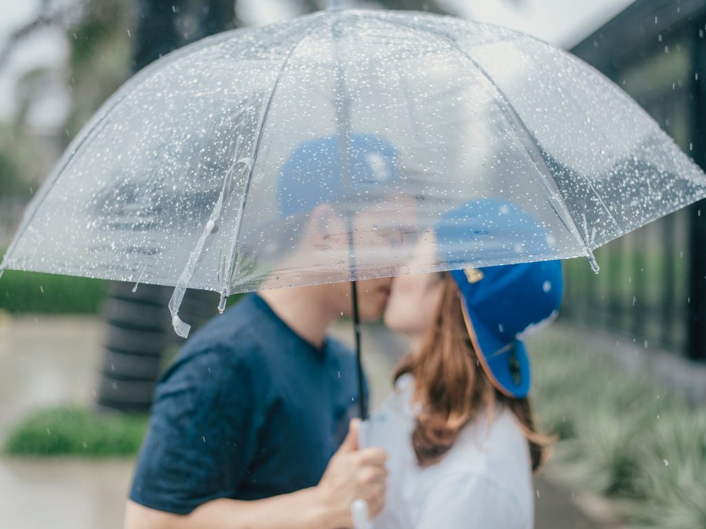Sonhar com Beijo na Chuva