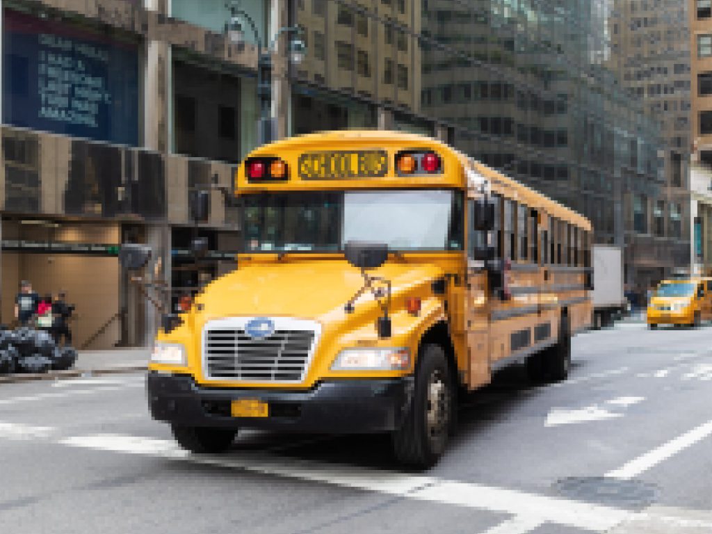 Sonhar com Ônibus Escolar