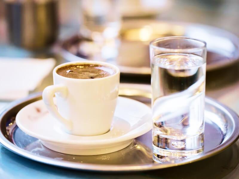 Sonhar com Café com Água