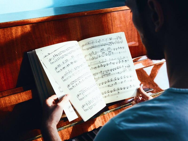 Sonhar com Caligrafia Musical