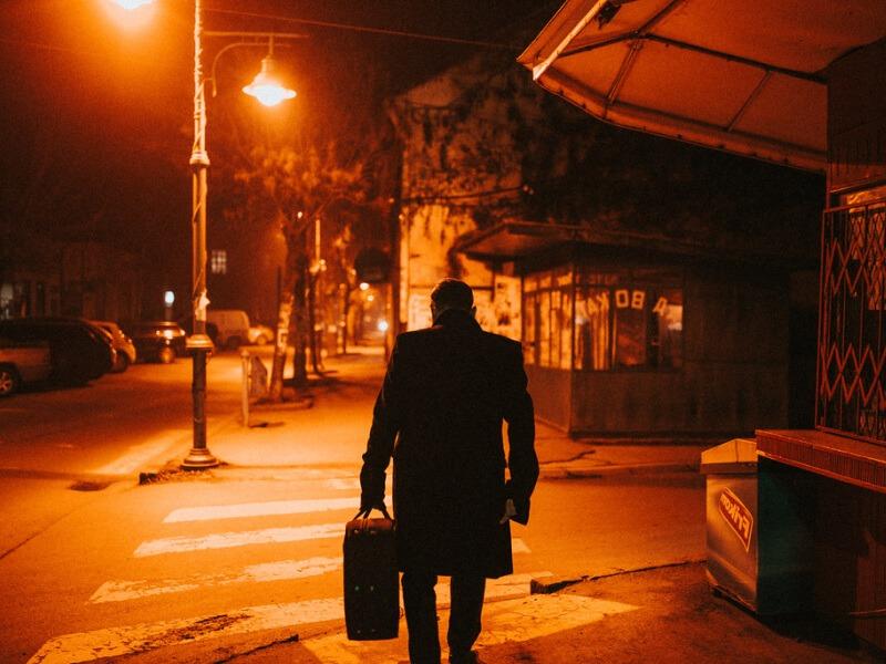 Sonhar com Caminhando à Noite