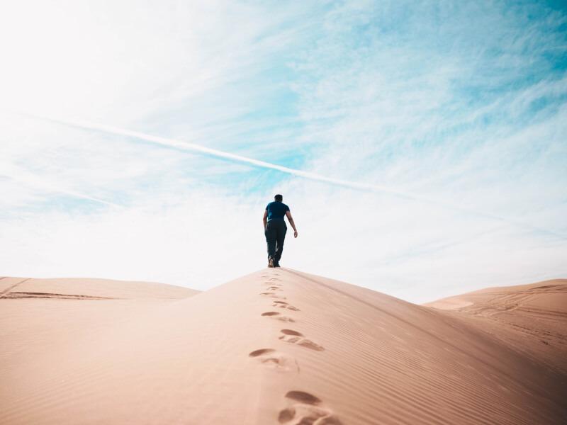 Sonhar com Caminhando no Deserto