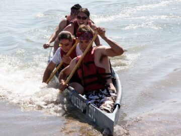 Sonhar com Canoa Cheia