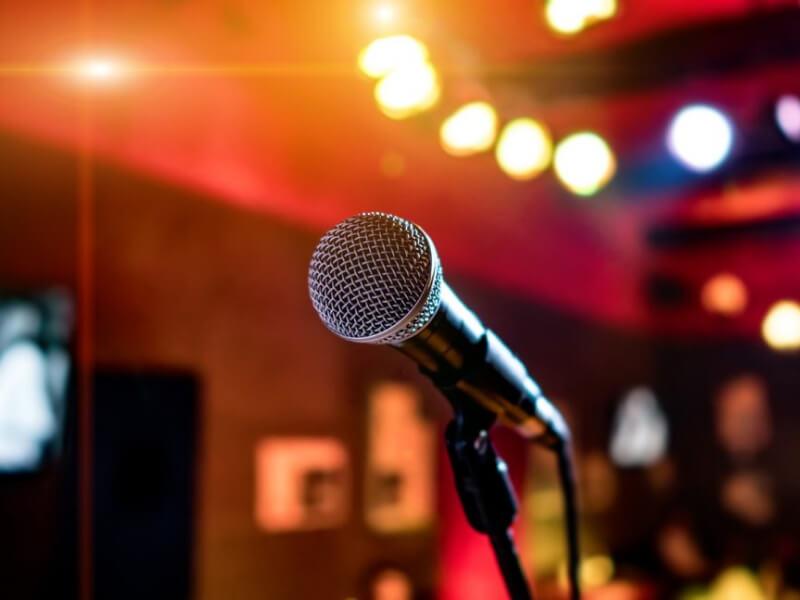 Sonhar com Cantar em Público