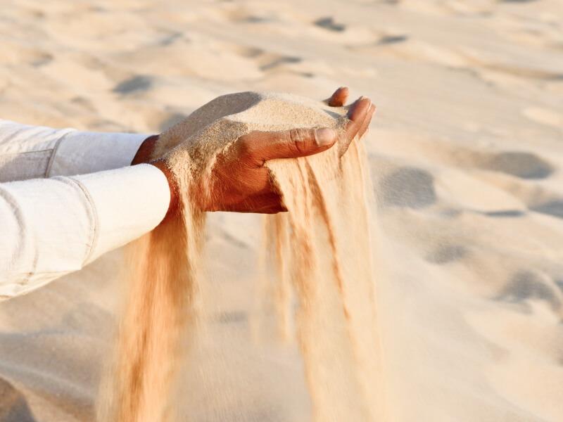 Sonhar com Carregar Areia