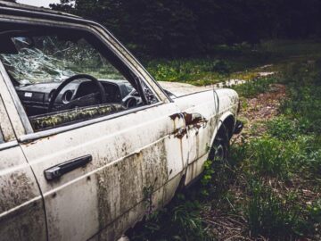 Sonhar com Carro Danificado