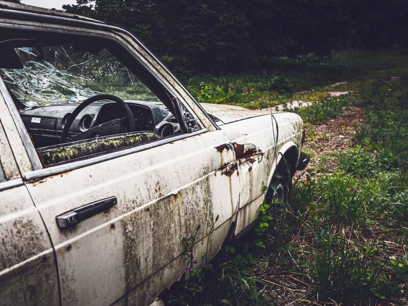 Sonhar com Carro Danificado