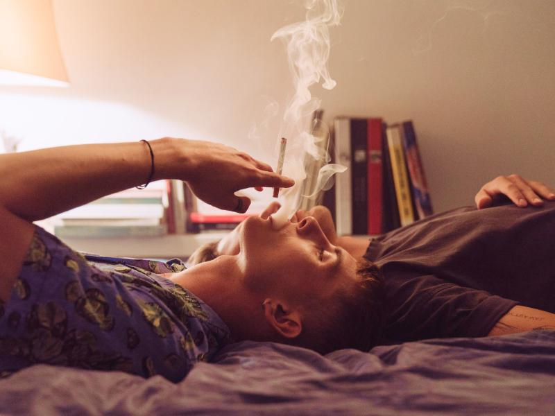 Sonhar com Charuto na Cama