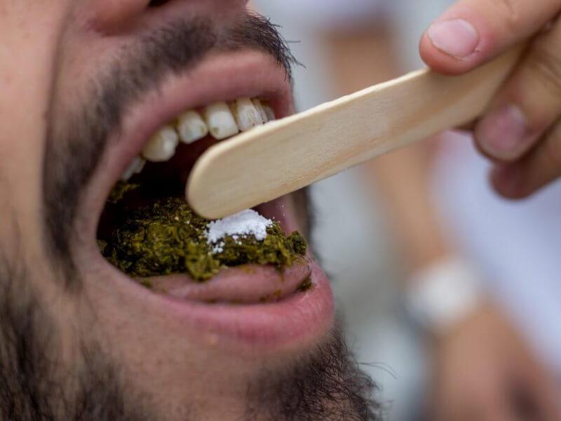 Sonhar com Coca na Boca