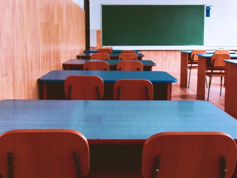 Sonhar com Faculdade Desconhecida