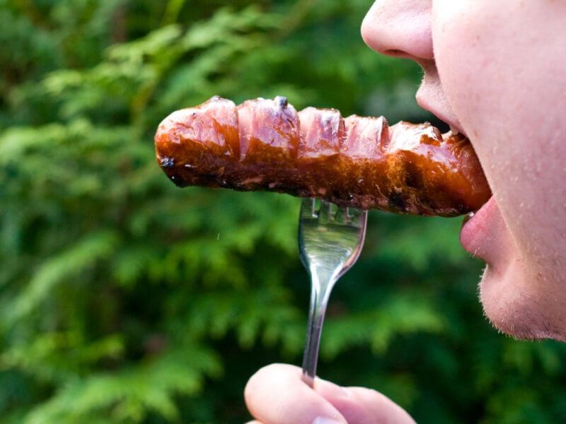 Sonhar com Salsicha Comendo
