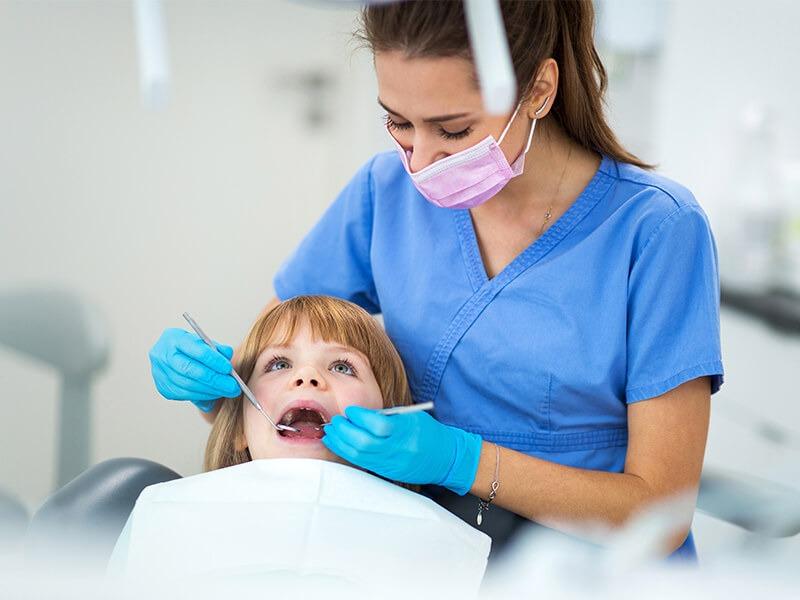 Sonhar com Mulher Dentista