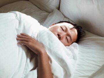 Sonhar com Despertar Úmido