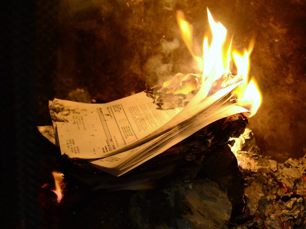 Sonhar com Documento Queimado