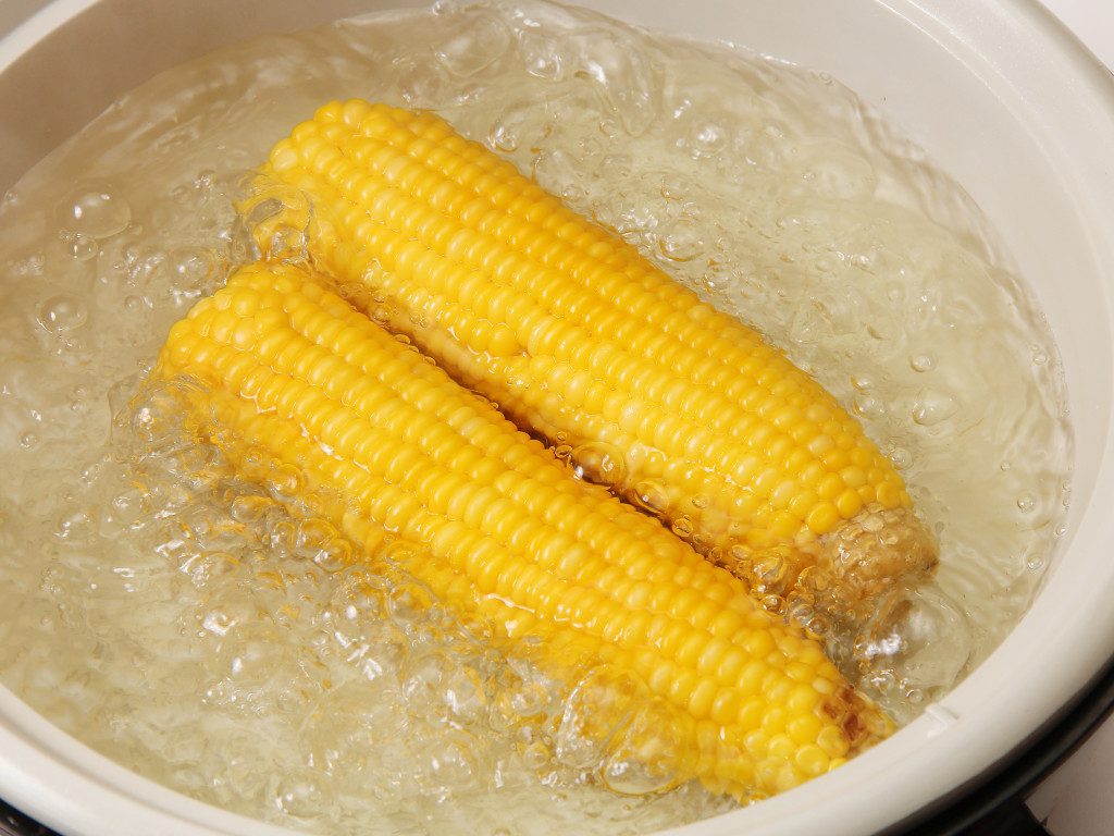 Sonhar com Elote na Água