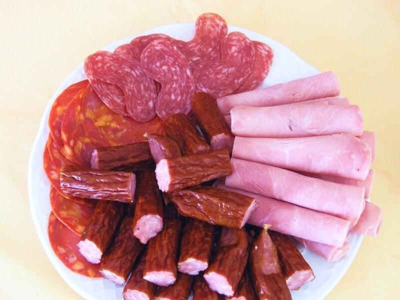 Sonhar com Salsichas Curadas