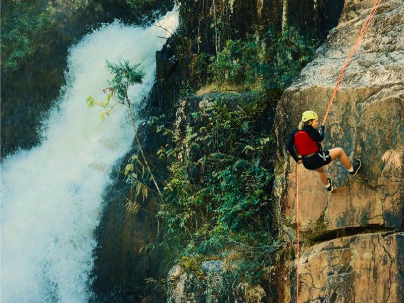 Sonhar com Escalada em Cachoeira