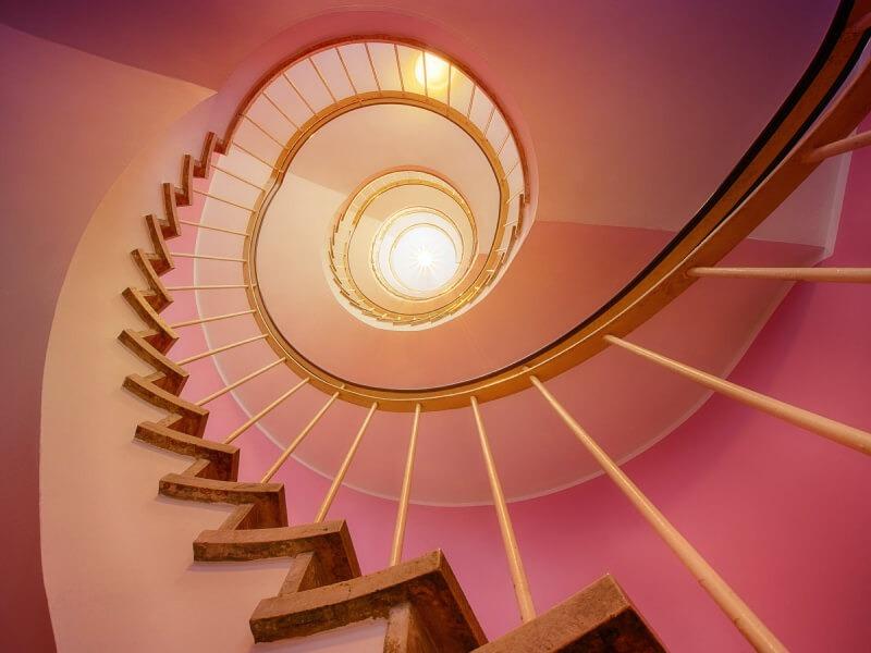 Sonhar com Escadas de Caracol