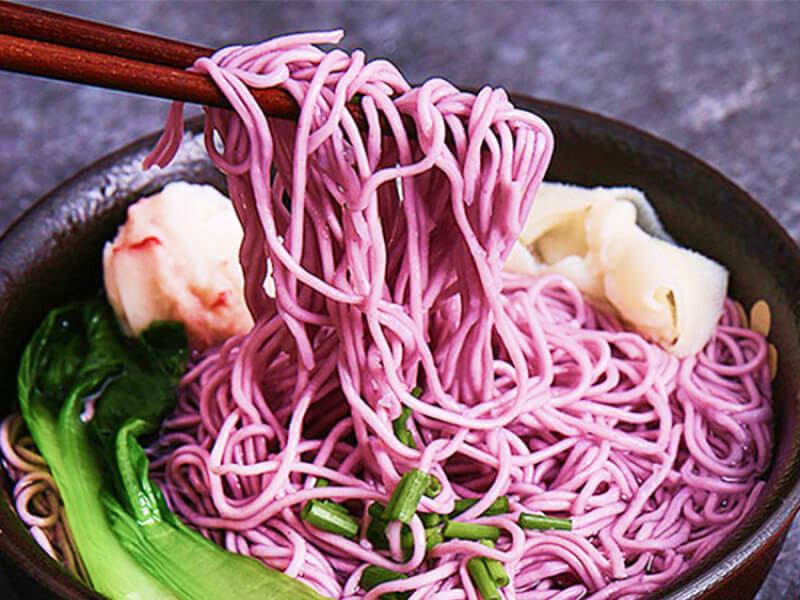 Sonhar com Macarrão Roxo
