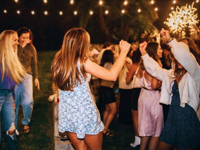 Sonhar com Festa de Outras Pessoas