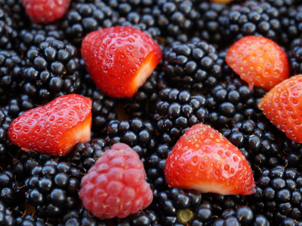 Sonhar com Morango com Amoras