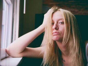 Sonhar com Mulher Jovem Bêbada