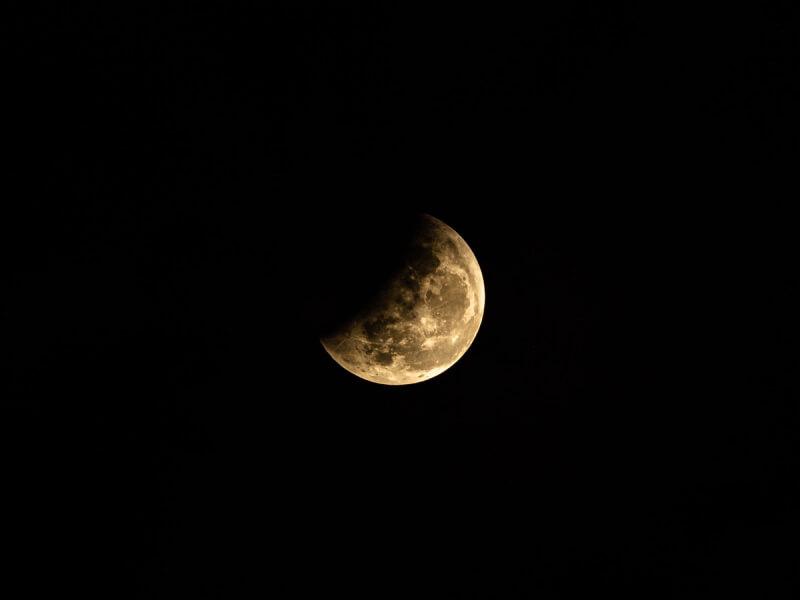 Sonhar com Lua Amarela