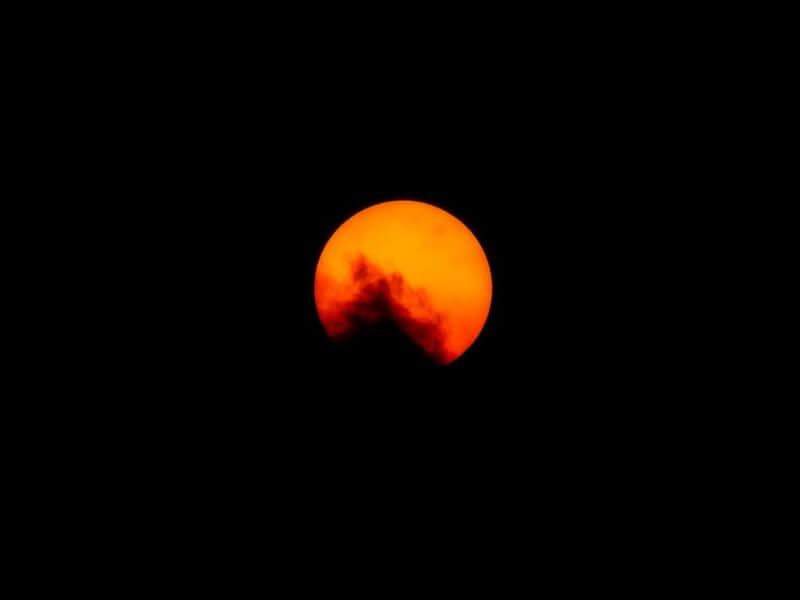 Sonhar com Lua em Chamas