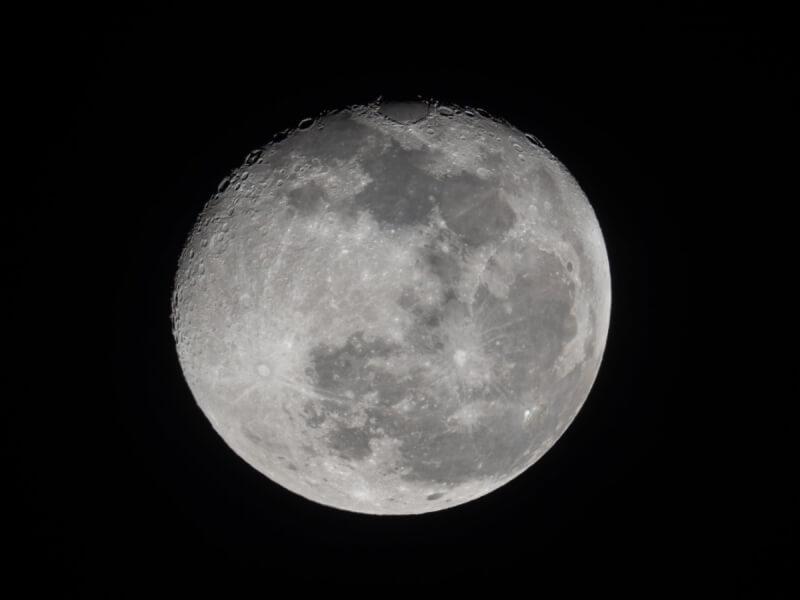 Sonhar Com Lua Gigante
