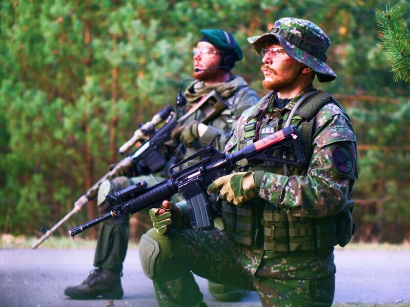 Sonhar com Militares Armados