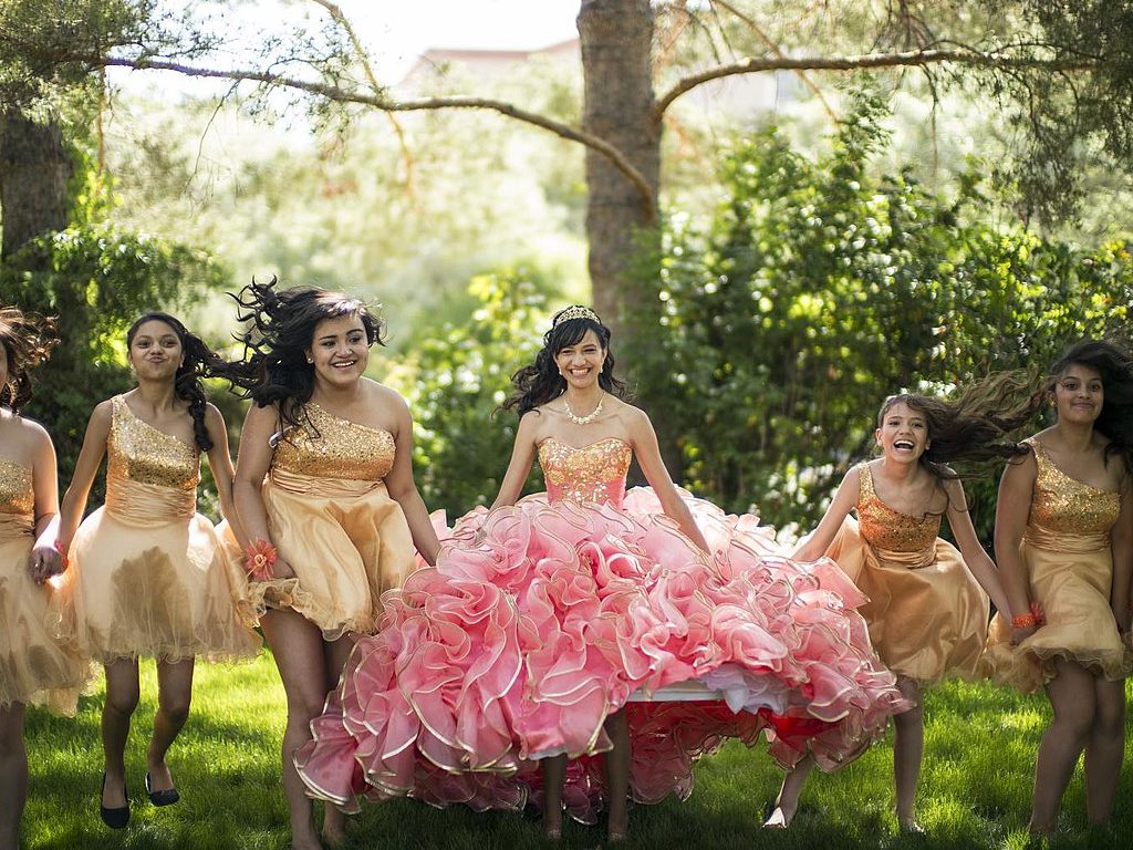 Sonhar com Muitas Quinceaneras