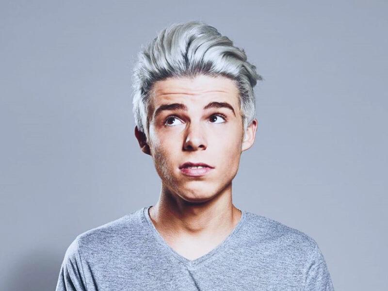 Sonhar com Menino com Cabelo Grisalho