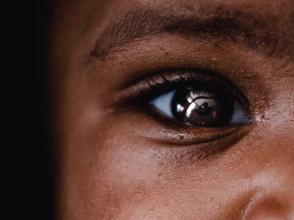 Sonhar com Olhos Pretos