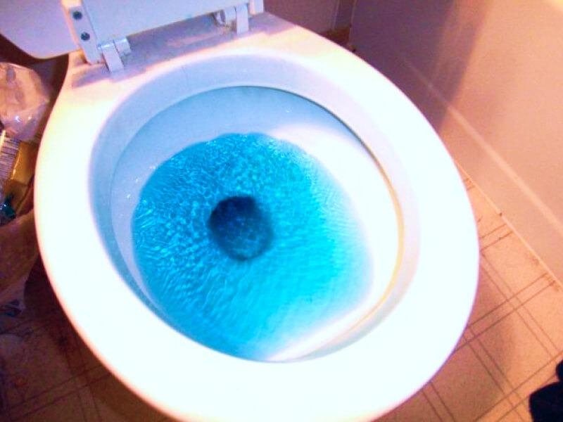 Sonhar com Urina Azul
