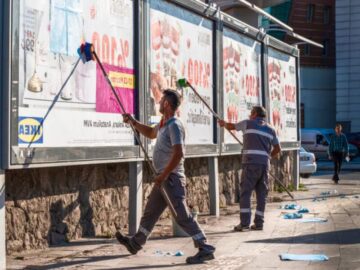 Sonhar com Colar um Pôster