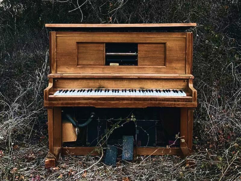 Sonhar com Piano Abandonado