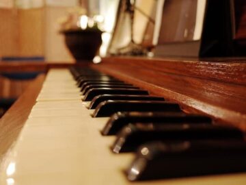 Sonhar com Piano Marrom
