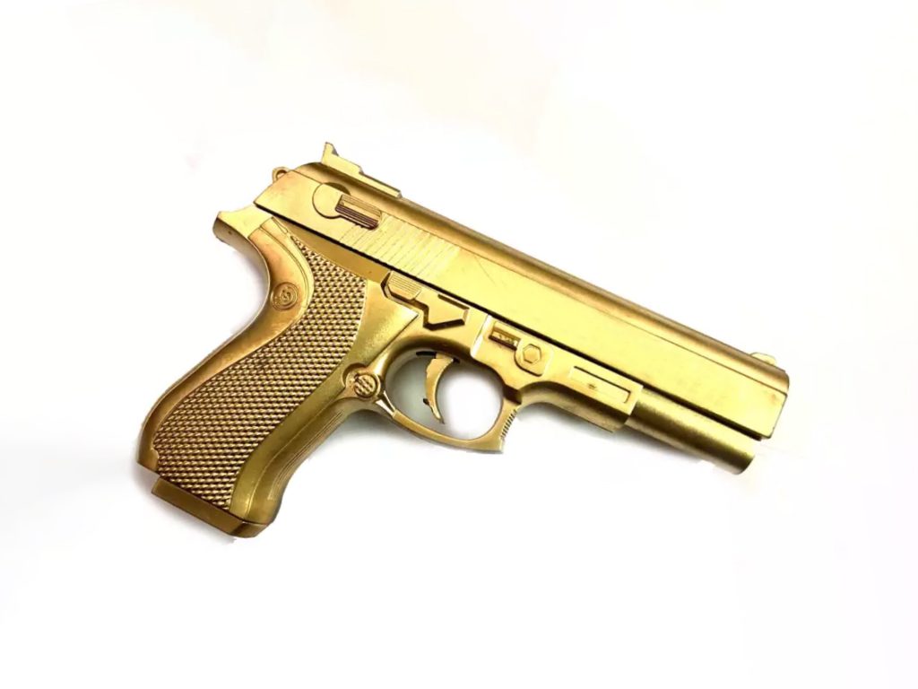 Sonhar com Pistola Dourada