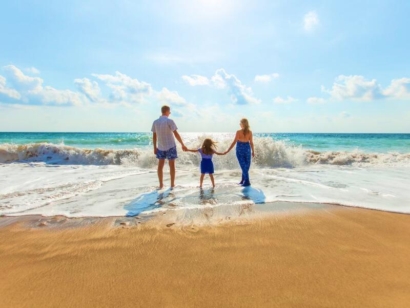 Sonhar com Praia e Família