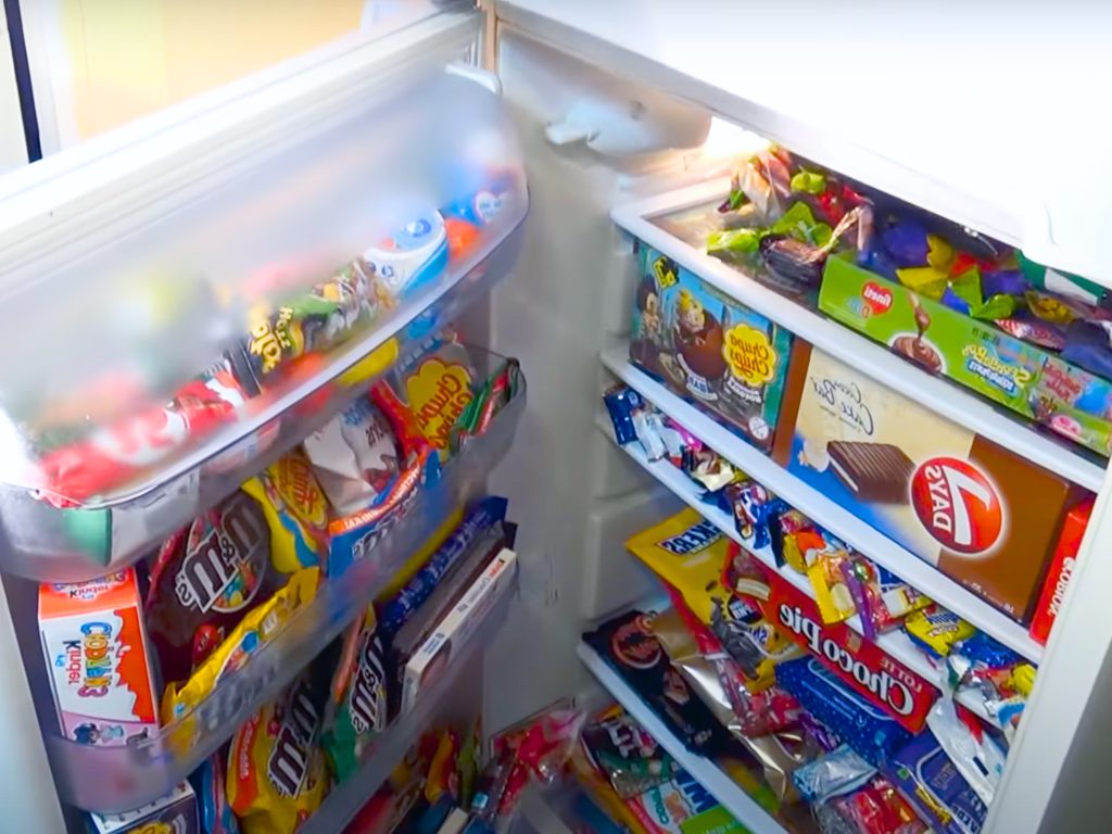 Sonhar com Refrigerador Cheio de Doces