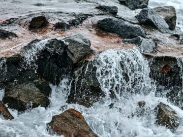 Thumbnail Sonhar com Pedras do Mar