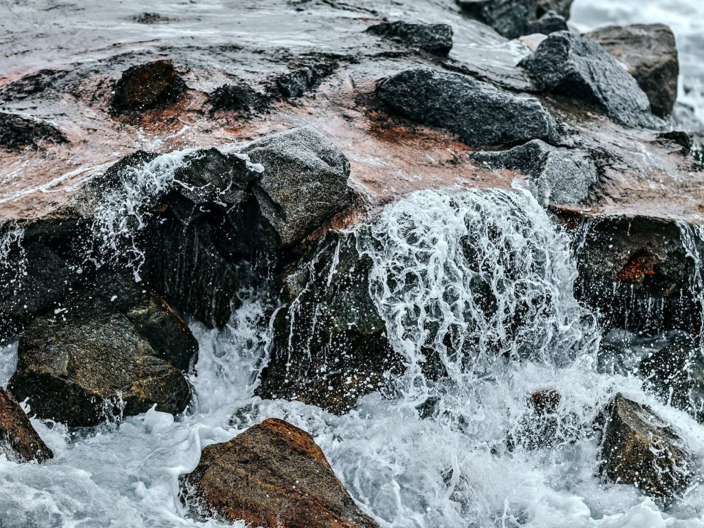 Sonhar com Pedras do Mar