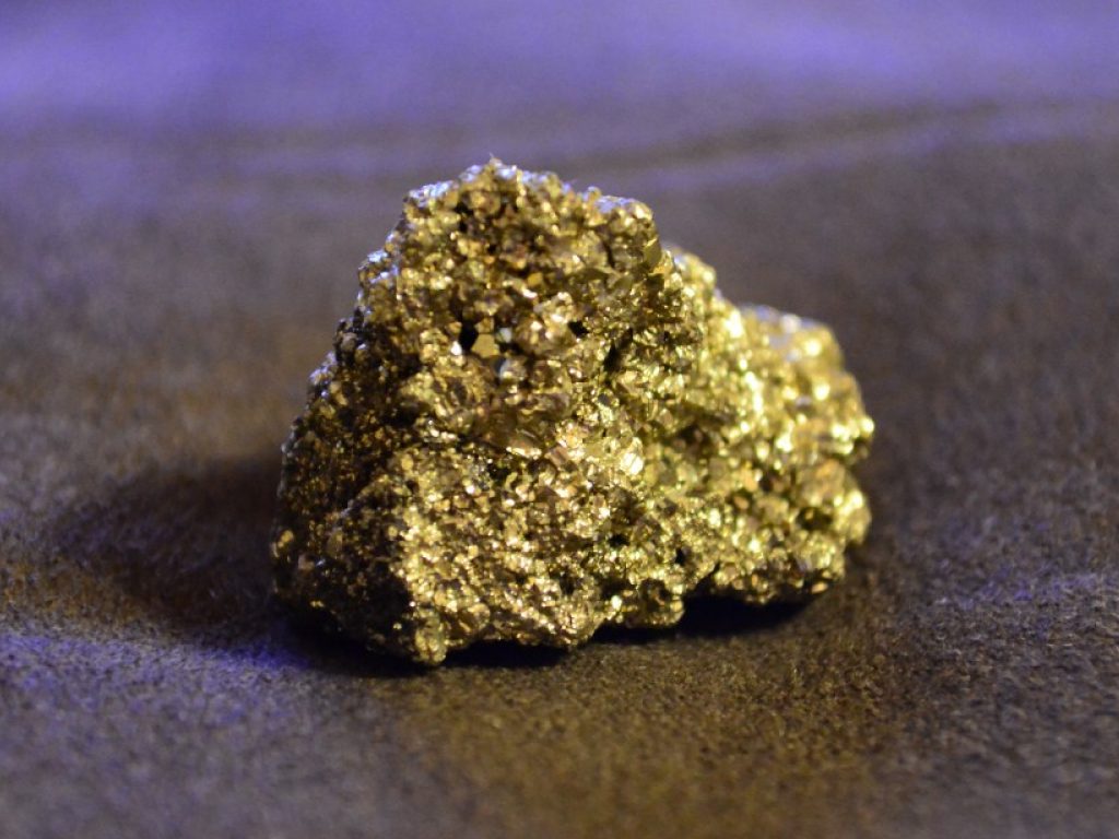 Sonhar com Pedras de Ouro