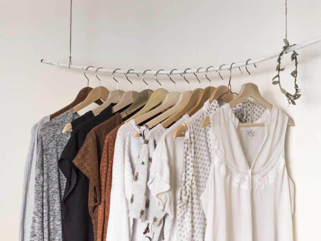 Sonhar com Pendurar Roupas
