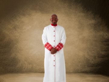 Thumbnail Sonhar com Sacerdote com Vestes Brancas