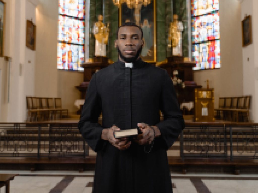 Sonhar com Sacerdote em um Manto Preto